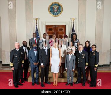 Washington, États-Unis d'Amérique. 14 septembre 2020. La première dame Melania Trump pose une photo avec les participants d'une table ronde sur l'amélioration de la vie des Américains vivant avec la maladie de la faucille le lundi 14 septembre 2020, dans la Cross Hall de la Maison Blanche. People: First Lady Melania Trump Credit: Storms Media Group/Alamy Live News Banque D'Images