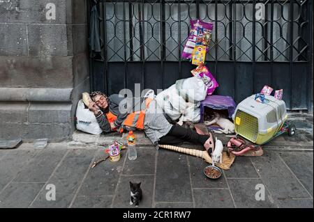 La vieille femme avec ses animaux de compagnie dormant sur le trottoir à Tbilissi, en Géorgie Banque D'Images