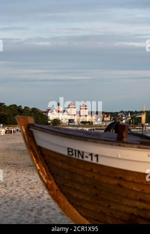 Allemagne, Mecklembourg-Poméranie occidentale, Île de Ruegen, Ostseebad Binz, Kurhaus, bateau de pêche sur la plage Banque D'Images