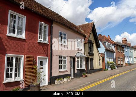 Vue générale sur les cottages colorés de Castle Street, Saffron Walden, Essex, Royaume-Uni. Banque D'Images
