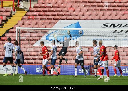 Le gardien de but Simon Sluga (1) de Luton Town fait passer le ballon sur le filet. Banque D'Images