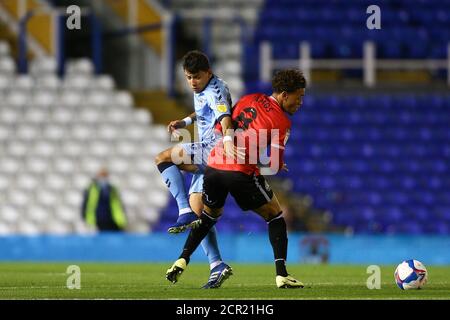 Gustavo Hamer de Coventry City est encrassé par Luke Amos Des Queens Park Rangers Banque D'Images