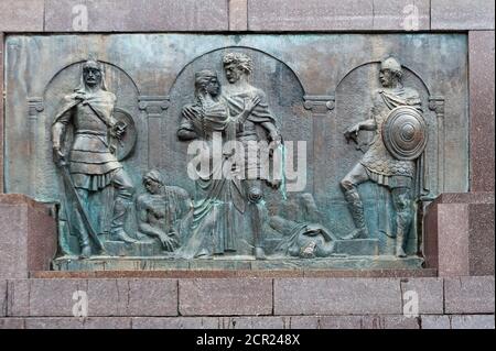 Décoration du bas du monument du poète géorgien Shota Rustaveli à Tbilissi en Géorgie Banque D'Images