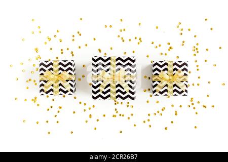 Cadeaux ou cadeaux boîtes et étoiles confetti sur fond blanc. Fête colorée, anniversaire. Motif Noël ou nouvel an. Flat lay, vue de dessus Banque D'Images