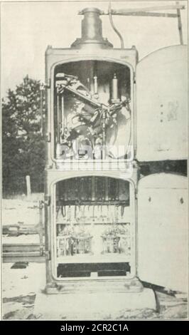 . Âge ferroviaire . Figure 1—Semaphore spécial pour East Hartford-Vernon Line. Fondatrices. Le boîtier supérieur contient un mécanisme de signal Llie qui actionne le moteur à induction monophasé hy a llu-volt. Le moteur a sutllcliMit couple au démarrage sous charge à partir de n'importe quel point dans l'arc par lequel le signal Iravel.s. Le temps requis loclear à la fois la maison et les bras éloignés de llie est tlve secondes. Ihelower case comprend les relais irui-k, les relais de ligne, les commutateurs de commande, les fusibles et le parafoudre.^. Tous les signaux ont le même appareil dans la même position relative et sont wiredal Banque D'Images