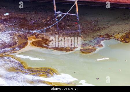 Catastrophes écologiques. Déversement de produits pétroliers dans la mer. Banque D'Images