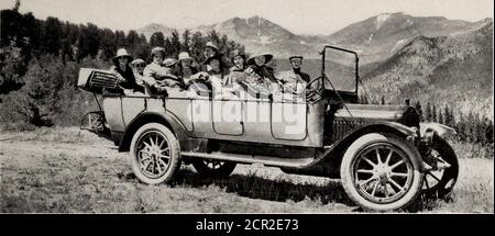 . Visites d'été : saison 1924 . est toujours souhaitable de se lever tôt dans le parc national des montagnes Rocheuses. De Chaltheets une vue idéale d'un glorieux lever de soleil des montagnes Rocheuses peut être obtenue, en soi bien vaut une visite dans cette région. La journée peut être passée au choix. Certains peuvent vouloir explorer les montagnes à pied, d'autres à aller plus loin à cheval ou en voiture, tandis que beaucoup préfèrent profiter du paysage de montagne depuis les vérandas. Le sentier suit le fond de la vallée, flanqué d'un charmant mélange d'encens et de verts ; il grimpe parfois les murs de puissants canyons offrant des vues lointaines ri Banque D'Images