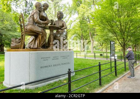 Monument Women's Rights Pioneers situé sur la promenade littéraire dans Central Park, New York, États-Unis Banque D'Images