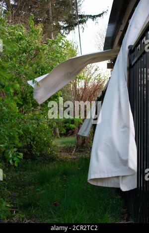 Rideaux blancs sur un patio extérieur soufflant violemment dans le Vent Banque D'Images