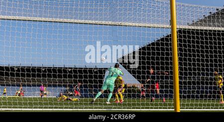 Oxford, Royaume-Uni. 19 septembre 2020. Le gardien de but Simon Eastwood d'Oxford United fait une économie lors du match Sky Bet League 1, à huis clos, entre Oxford United et Sunderland, au Kassam Stadium d'Oxford, en Angleterre, le 19 septembre 2020. Photo de Nick Browning/Prime Media Images. Crédit : Prime Media Images/Alamy Live News Banque D'Images