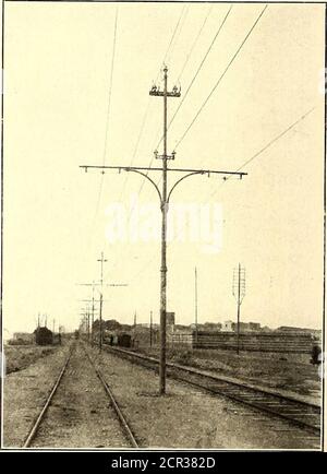 . Journal de chemin de fer de la rue . VUE SUR L'HÔTEL ET LE CASINO DES poutres COMPANYAT RAMLEH et des bielles aux manetons principales. Les pompes à air sont disposées verticalement dans un seul corps pour chaque moteur, et sont du type duplex à simple effet. Les vannes d'aspiration sont omises, où la résistance à l'eau entrant est réductible et les pompes tendent vers un fonctionnement silencieux. Chaque moteur est connecté directement à un générateur de courant alternatif triphasé Brown, Boveri et Company de 600 kw, operat-. VUE DE LA CONSTRUCTION DE LIGNE, SHONWINGALSO HAUTE tension TRANSMISSIONLINE ING à vitesse lente pendant 25 cycles. TH Banque D'Images