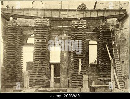 . Journal de chemin de fer de la rue . FIGURE 3—SOULEVER une GRUE de 25 TONNES DANS LA SALLE DES MACHINES AU MOYEN DE LITS D'ENFANT ET DE CRICS et d'un bâtiment en briques bien proportionné. Il est divisé longitudi-nally par une cloison en une chaufferie, 38 pieds. 6 po x 283 pi 6 po et un compartiment moteur de 58 pi 2 po x 283 pi 6 po Ad-joignant la chaufferie à l'ouest est une pompe et une maison de charbon, 39 pieds de large et 38 pieds de long. Détails DE LA CONSTRUCTIONLES fondations du bâtiment reposent sur des pieux entraînés à partir DE LA FIG. 2.—CONDUCTEUR DE PIEU À COMMANDE ÉLECTRIQUE UTILISÉ DANS LE TRAVAIL DE FONDATION d'un autre parcours de 4 pi de large et 1 pi d'épaisseur. Le mur de fondation en béton Banque D'Images