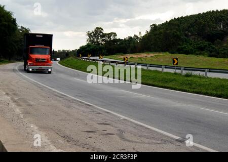 Minas Gerais / Brésil - 12 décembre 2018 : camion de transport sur l'autoroute Fernao Dias, BR 381 Banque D'Images