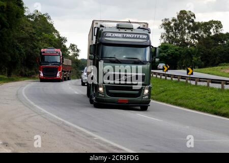 Minas Gerais / Brésil - 12 décembre 2018 : camion de transport sur l'autoroute Fernao Dias, BR 381 Banque D'Images