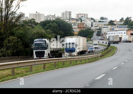 Minas Gerais / Brésil - 12 décembre 2018 : camion de transport sur l'autoroute Fernao Dias, BR 381 Banque D'Images