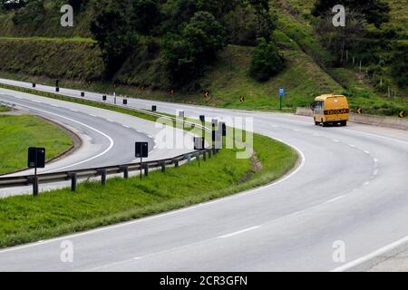 Minas Gerais / Brésil - 12 décembre 2018 : autobus scolaire jaune sur la voie de l'autoroute fernao dias, BR 381 Banque D'Images