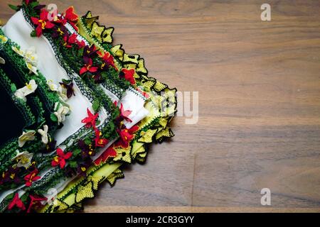 Foulard à broderie artisanale sur fond de bois Banque D'Images