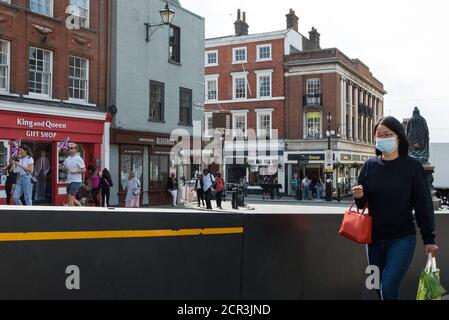 Windsor, Royaume-Uni. 19 septembre 2020. Un touriste portant un revêtement de visage pour aider à prévenir la propagation du coronavirus arrive pour visiter le château de Windsor. Le gouvernement envisage actuellement une courte période de règles plus strictes dans toute l'Angleterre pour lutter contre une augmentation des infections suite à la confirmation par ses conseillers scientifiques que le nombre de nouveaux cas de COVID-19 double chaque semaine. Crédit : Mark Kerrison/Alamy Live News Banque D'Images