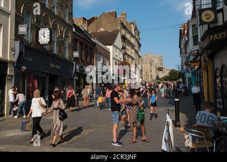 Windsor, Royaume-Uni. 19 septembre 2020. Les gens visitent les magasins locaux de Peascod Street. Le gouvernement envisage actuellement une courte période de règles plus strictes dans toute l'Angleterre pour lutter contre une augmentation des infections suite à la confirmation par ses conseillers scientifiques que le nombre de nouveaux cas de COVID-19 double chaque semaine. Crédit : Mark Kerrison/Alamy Live News Banque D'Images