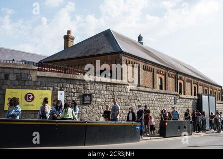 Windsor, Royaume-Uni. 19 septembre 2020. Les touristes, dont certains portent des couvre-visages, font la queue pour visiter le château de Windsor. Le gouvernement envisage actuellement une courte période de règles plus strictes dans toute l'Angleterre pour lutter contre une augmentation des infections suite à la confirmation par ses conseillers scientifiques que le nombre de nouveaux cas de COVID-19 double chaque semaine. Crédit : Mark Kerrison/Alamy Live News Banque D'Images