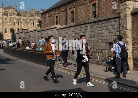 Windsor, Royaume-Uni. 19 septembre 2020. Les touristes portant des couvre-visages pour prévenir la propagation du coronavirus se préparent à faire la queue pour visiter le château de Windsor. Le gouvernement envisage actuellement une courte période de règles plus strictes dans toute l'Angleterre pour lutter contre une augmentation des infections suite à la confirmation par ses conseillers scientifiques que le nombre de nouveaux cas de COVID-19 double chaque semaine. Crédit : Mark Kerrison/Alamy Live News Banque D'Images