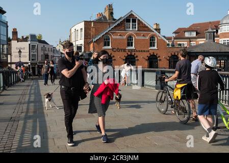 Windsor, Royaume-Uni.19th septembre 2020.Les gens portant des revêtements de visage pour aider à prévenir la propagation du coronavirus traversent le pont de Windsor.Le gouvernement envisage actuellement une courte période de règles plus strictes dans toute l'Angleterre pour lutter contre une augmentation des infections suite à la confirmation par ses conseillers scientifiques que le nombre de nouveaux cas de COVID-19 double chaque semaine.Crédit : Mark Kerrison/Alamy Live News Banque D'Images