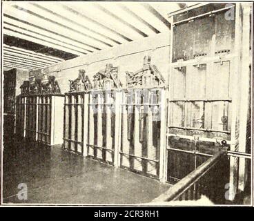 . Journal de chemin de fer électrique . 460 JOURNAL DE CHEMIN DE FER ÉLECTRIQUE. [Vol XXXVIII, n° 12. Est également sous le plancher. Deux pompes d'alimentation de chaudière de Worthington se déchargent dans une extrémité d'une conduite d'alimentation de chaudière de 4 in. Et l'une ou l'autre pompe peut être contée à une conduite de 4 in. Raccordée aux économiseurs, qui sont à leur tour reliées à l'extrémité de la conduite d'alimentation de chaudière. L'aspiration de la pompe d'alimentation. Centrale électrique du tunnel Hoosac—les disjoncteurs principaux dans la maison de commutation peuvent être pris directement à partir d'une alimentation de 6 in. Reliée à la pompe d'entretien sous la salle des turbines ou à partir d'un réservoir de puits chaud situé entre les deux pompes. Tous les auxiliaires à vapeur Banque D'Images