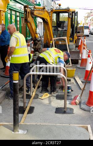 Street travaille pour de nouveaux casiers à vélos tandis que les employés du conseil travaillant sur des stands de stationnement de vélos installation sur High Street dans le comté de Killarney Kerry Irlande Banque D'Images