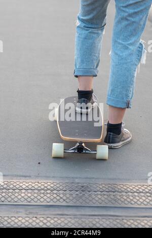 Une fille roule sur un pont avec une longue barde Banque D'Images