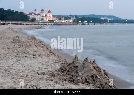 Allemagne, Mecklembourg-Poméranie occidentale, Île de Ruegen, Binz, Sandburg, Kurhaus et jetée en arrière-plan Banque D'Images