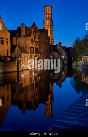 Vue sur la ville de Bruges au coin de la rue avec un canal le premier plan juste après le coucher du soleil Banque D'Images