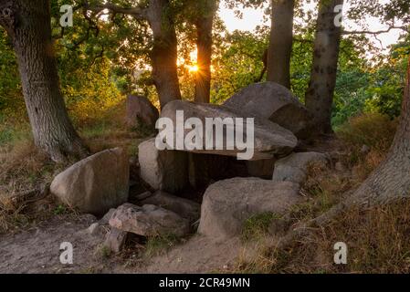 Allemagne, Mecklembourg-Poméranie occidentale, Île de Ruegen, coucher de soleil sur les tombes mégalithiques de Lancken-Granitz, Mer Baltique Banque D'Images