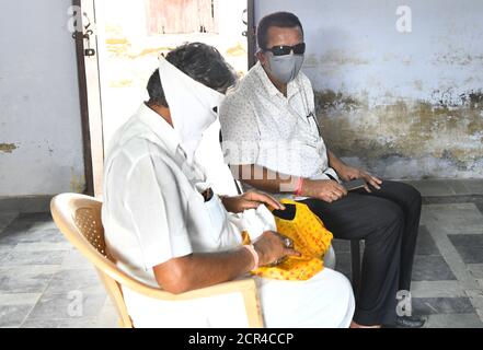 Beawar, Inde. 19 septembre 2020. Candidats en attente de dossier leurs documents de candidature pour les élections Panchayat (Conseil de village) dans le village de Butiwas près de Beawar. Les élections de 3848 grammes de panchayats au Rajasthan se tiendront en quatre phases le 28 septembre, le 3 octobre, le 6 octobre et le 10 octobre pour les postes de Panch et de Sarpanch. Les élections de Panchayat Samiti (Conseil de village) et de Zila Parishad (Conseil de district) auront lieu séparément. (Photo de Sumit Saraswat/Pacific Press) crédit: Pacific Press Media production Corp./Alay Live News Banque D'Images