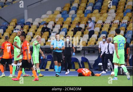 KIEV, UKRAINE - 5 AOÛT 2020 : l'arbitre Ivan Kruzliak (SVK) montre une carte jaune au joueur pendant le match de l'UEFA Europa League Shakhtar Donetsk v VfL Wolfsburg au stade NSC Olimpiyski à Kiev Banque D'Images