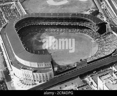 Vue aérienne du Yankee Stadium avec une audience pleine de capacité lors d'un match de baseball, New York, NY, 1954. (Photo de RBM Vintage Images) Banque D'Images