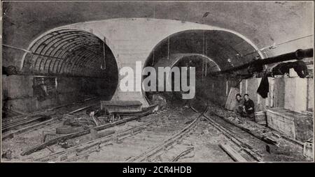 . Tunnels d'Hudson et de Manhattan : l'Union de New York et du New Jersey en images et en histoire. . le mercredi 25 février 1908, par le président Theodore Roosevelt, le gouverneur Charles E. Hughes de New York et le gouverneur John Franklin fort de New Jersey. Hudson et Manhattan Railroad Company. Le New York et Jersey tunnel COM-pany a été organisé et financé simplement pour compléter l'ancien tunnel, donc pour la construction de tunnels et terminaux supplémentaires, une nouvelle compagnie a dû être formée, et la compagnie de chemin de fer d'Hudson et de Manhattan, Qui a été organisé en mai 1904, avec William G. McAdoo, comme président. Banque D'Images