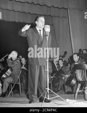 SID Caesar, ancien Coast Guardsman et top TV Headlapavillon, se produit à 'Time for Defense', une combinaison hebdomadaire de divertissement et de documentaire produite par le ministère de la Défense et diffusée par l'American Broadcasting Company, Washington, DC, 01/1951. (Photo par le ministère de la Défense/RBM Vintage Images) Banque D'Images