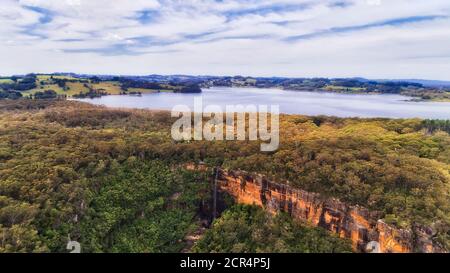 Réservoir d'eau douce dans la vallée supérieure de kangourou en Nouvelle-Galles du Sud, en Australie, descendant par Fitzroy Fall jusqu'à Deep creek of Morton Park. Banque D'Images