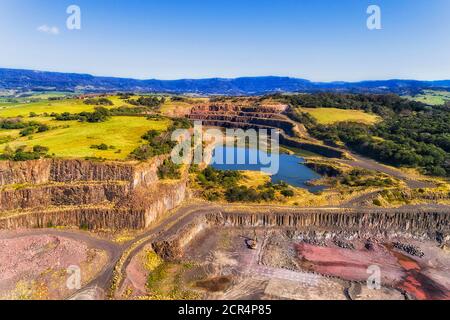 Excavation de matériaux de construction en granit de la carrière de Bombo dans la région rurale de Nouvelle-Galles du Sud - vue aérienne par temps ensoleillé. Banque D'Images