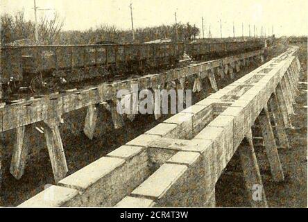 . Le journal de chemin de fer électrique . hen piled s'enflamme facilement, et là-avant il est nécessaire de garder la fosse inondée. L'alimentation en eau est assurée par deux pompes centrifuges Gould entraînées par des moteurs de 10 ch. qui sont alimentés par le chariot.UNE quantité relativement faible d'eau est nécessaire après que la fosse a été inondée. Le charbon est récupéré à partir de la fosse avec une grue de type locomotive à commande électrique de 15 tonnes de American Hoist & Derrick COM-panys. Cette grue a une capacité de levage de 8000 lb à un rayon de 50 pi et une flèche de 20 pi avec une capacité de 60,000 lb sur un rayon de 12 pi. La grue a un poids total de 67 tonnes Banque D'Images