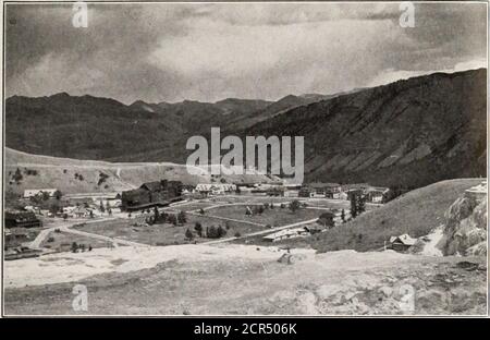 . Parc national de Yellowstone . Le dépôt unique à Gardiner, l'entrée nord et originale ^JV^llo W s t o r^ o T^VL a.UOI-a.l T^sir^k^ J. fort Yellowstone et Mammoth Hot Springs Hotel d'innombrables rivières et ruisseaux, bien remplis de truite; près de trente chutes d'eau. Geysers, Mud Volcanoes, Hot Springs, MineralSprings, piscines aux couleurs exquises, et similaires fêtes omanaises de la nature, comme on peut le voir nulle part ailleurs.On trouve ici quelque chose comme quatre mille sources chaudes, grandes et petites; une centaine de geysers, grandes et petites. Montagnes et canyons, avec plus d'un centième pic Banque D'Images