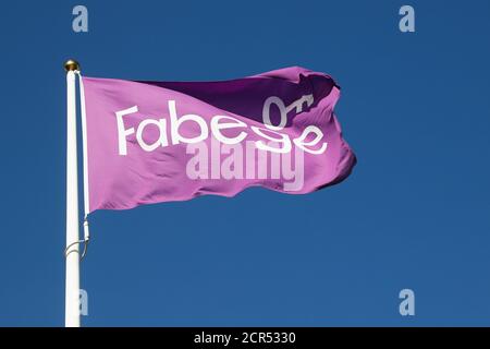 Solna, Suède - 18 septembre 2020 : vue rapprochée du propriétaire du bâtiment, le drapeau Fabege s'est hissé contre un ciel bleu clair. Banque D'Images