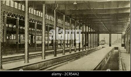 . Ingénieur américain et journal ferroviaire . CAMION—VOITURE EN ACIER DE LONG ISLAND. Chargée automatiquement à partir du même circuit qui actionne la pompe à air. La pression d'air est obtenue à partir des réservoirs auxiliaires. Des précautions spéciales ont été prises pour placer des guardsat de sécurité automatique tous les points possibles dans l'équipement électrique. Il est possible qu'une trop grande quantité de courant ou aucun du tout entraîne automatiquement l'appareil de commande en position d'arrêt, et qu'un mouvement très léger de la poignée du contrôleur maître soit effectué de nouveau au centre de l'encoche pour appliquer le brakeinstantanément. Les voitures sont chauffées Banque D'Images