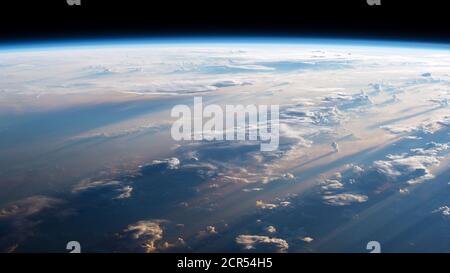 Lever du soleil vu de l'espace, ISS, août 2020 Banque D'Images