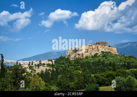 Superbe vue sur la colline de l'Acropole depuis la colline de Pnyx le jour d'été avec de grands nuages dans le ciel bleu, Athènes, Grèce. Patrimoine mondial de l'UNESCO. Propylaea, Parthénon. Banque D'Images