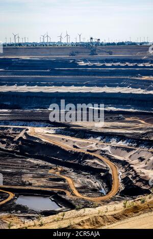 Juechen, Rhénanie-du-Nord-Westphalie, Allemagne - pelle sur pneus à godets dans la mine de lignite opencast RWE à Garzweiler travaille sur le bord de démolition de Banque D'Images