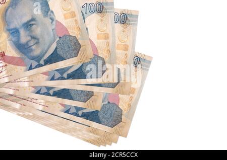 100 les billets de liras turcs se trouvent en petit groupe ou paquet isolé sur blanc. Maquette avec espace de copie. Concept de bureau de change et d'affaires Banque D'Images
