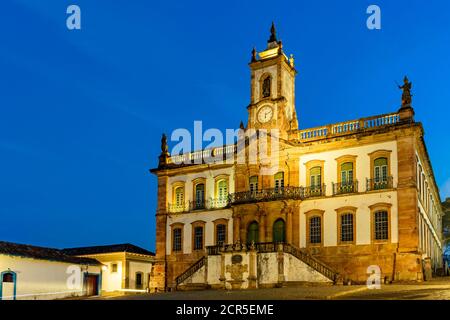 Bâtiment historique de style baroque au crépuscule sur la place centrale de la ville d'Ouro Preto à Minas Gerais, Brésil Banque D'Images