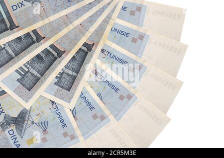 10 dinars tunisiens les bills sont isolés sur fond blanc avec l'espace de copie empilé en forme de ventilateur de près. Notion : transactions financières Banque D'Images