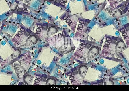 100 les billets de piso philippins se trouvent dans une grosse pile. Fond conceptuel riche de la vie. Beaucoup d'argent Banque D'Images